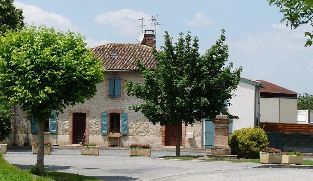 Toiture en tuiles et habitat du sud de la France — photographie d’illustration
