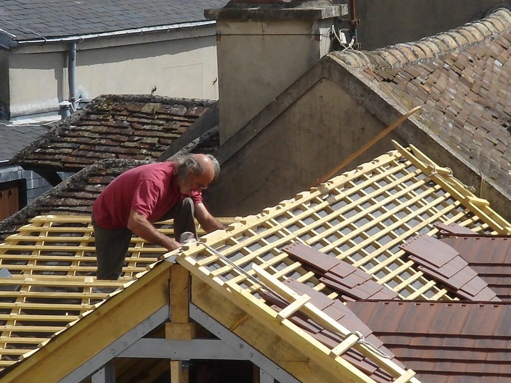 couvreur posant le lattage — photographie d’illustration